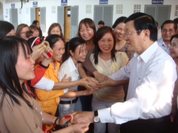President pays Tet visits to workers in HCM city - ảnh 1